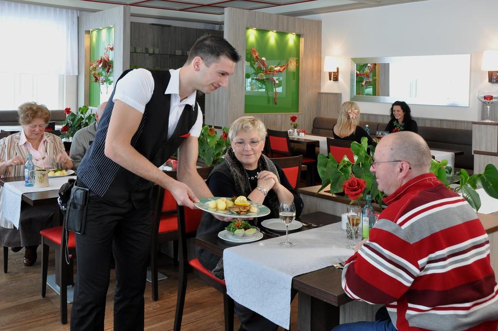 Hotel Gondelfahrt คัวร์ออร์ทโยนส์ดอร์ฟ ภายนอก รูปภาพ