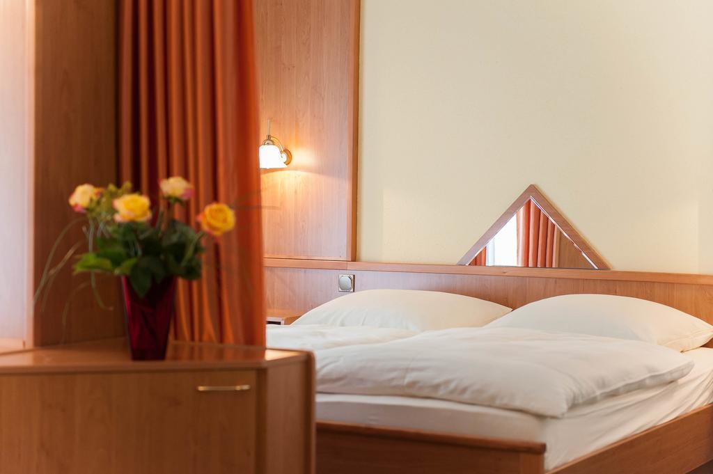 Hotel Gondelfahrt คัวร์ออร์ทโยนส์ดอร์ฟ ภายนอก รูปภาพ